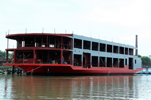 广州市重点工程“粤剧红船”顺利下水
